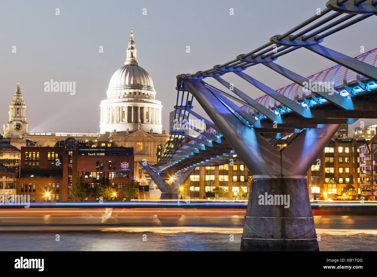 England, London, The city, Millenium Bridge, the Thames, townscape, dusk, Stock Photo
