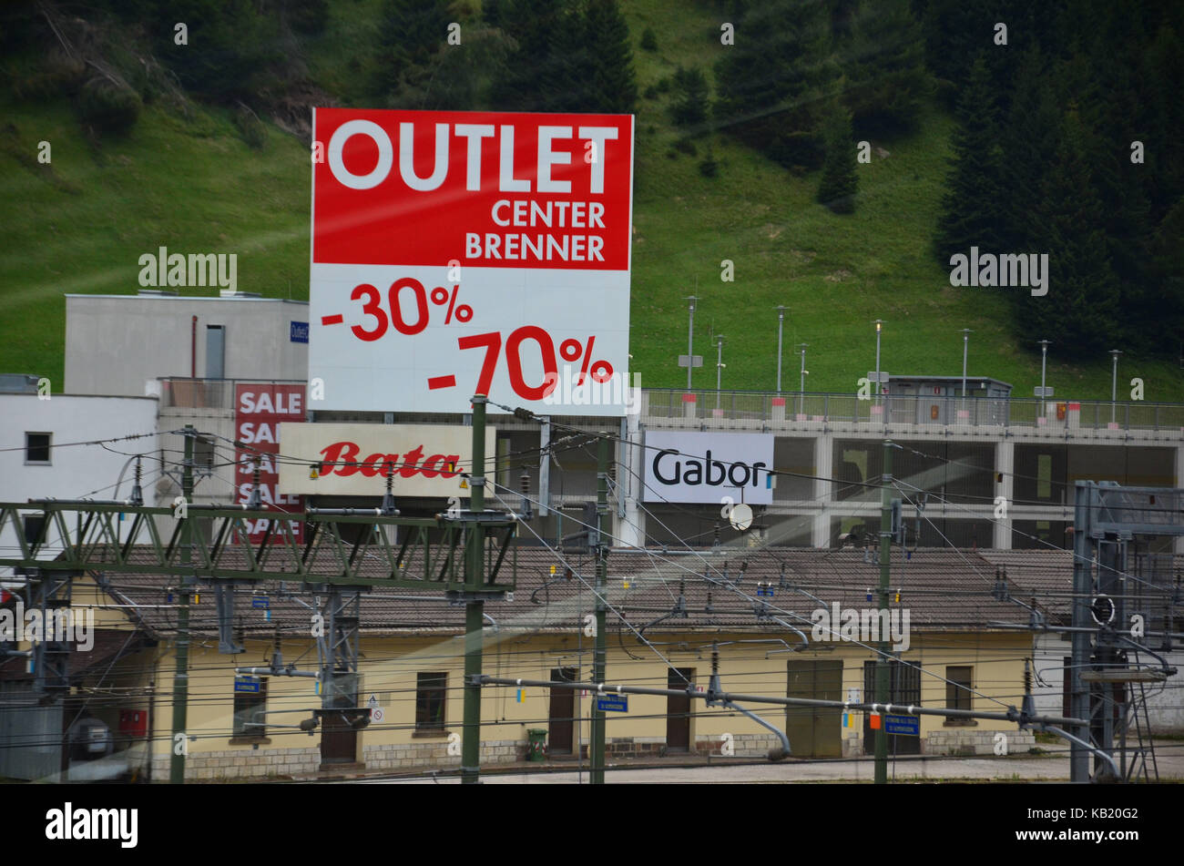 Outlet centre hi-res stock photography and images - Alamy