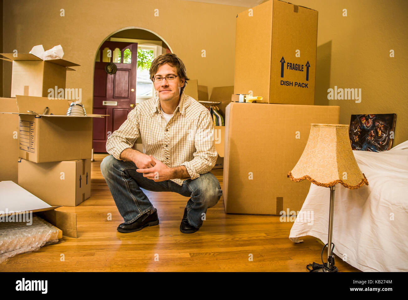 30 years male packing boxes hi-res stock photography and images - Alamy