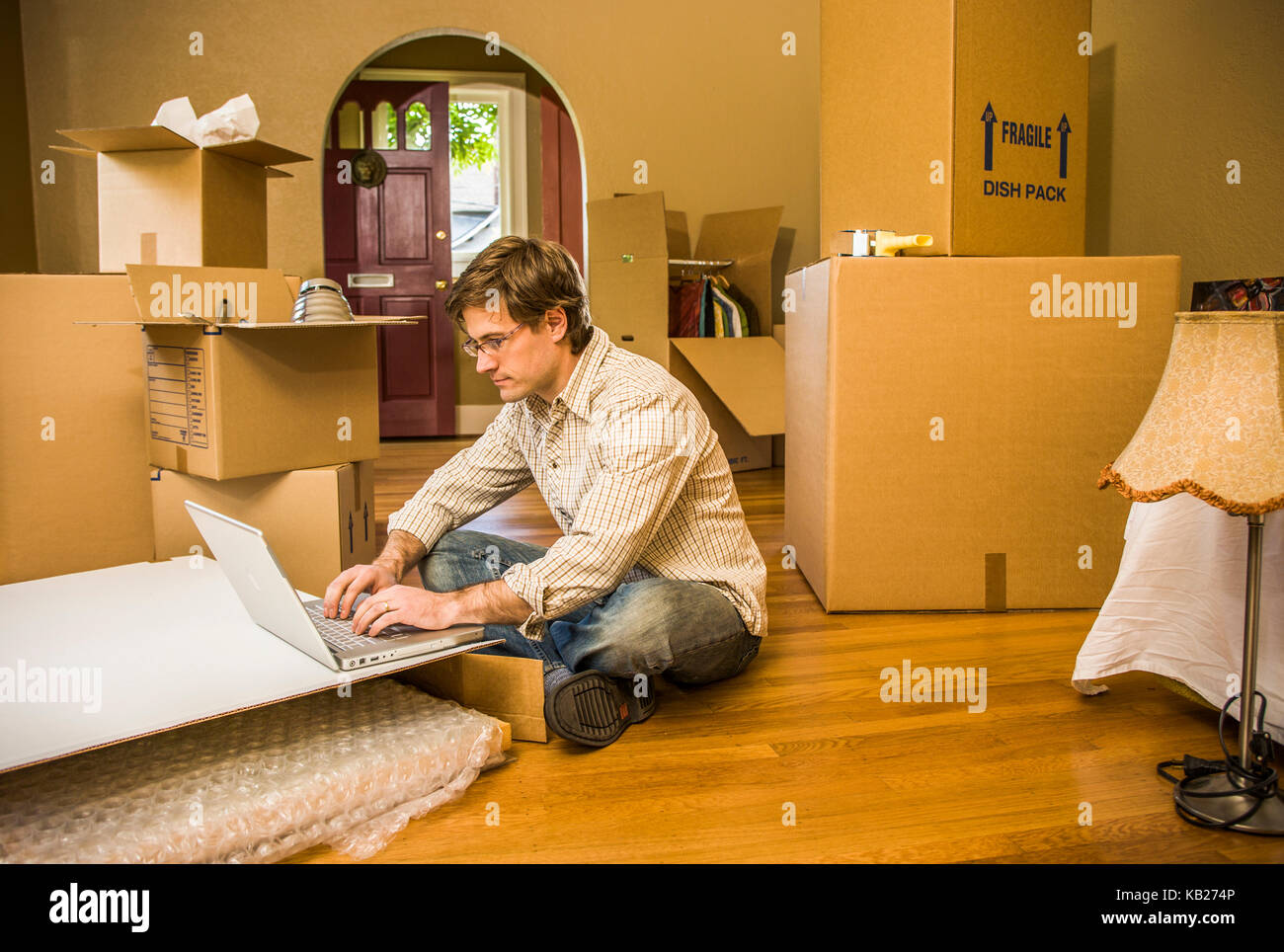 30 years male packing boxes hi-res stock photography and images - Alamy