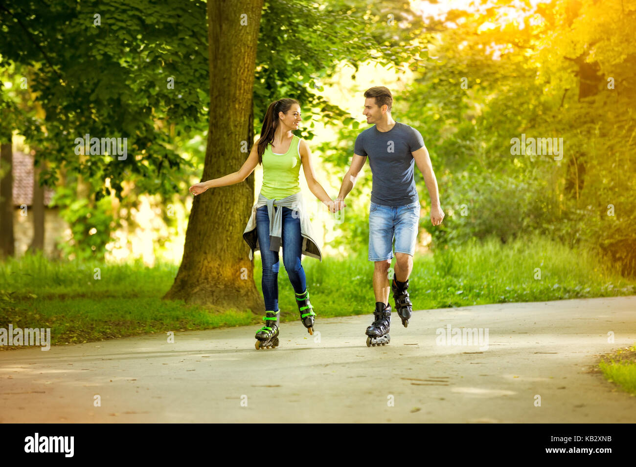 два мальчика на роликах. прогулка с подругой. прогулка на роликах. катание на поликовых конька. две девчонки на роликах.