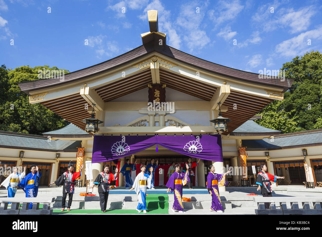 Japan, Honshu, Aichi, Nagoya, Aichi Gokuku shrine, dance showing Stock ...