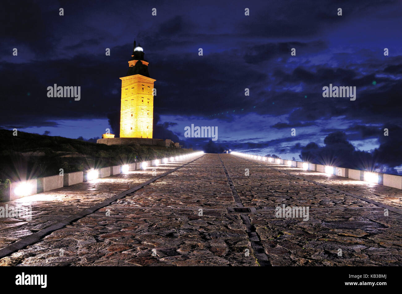 Spain, Galicia, At night illuminated Roman lighthouse 'Torre Herucles' in La Coruna, Stock Photo