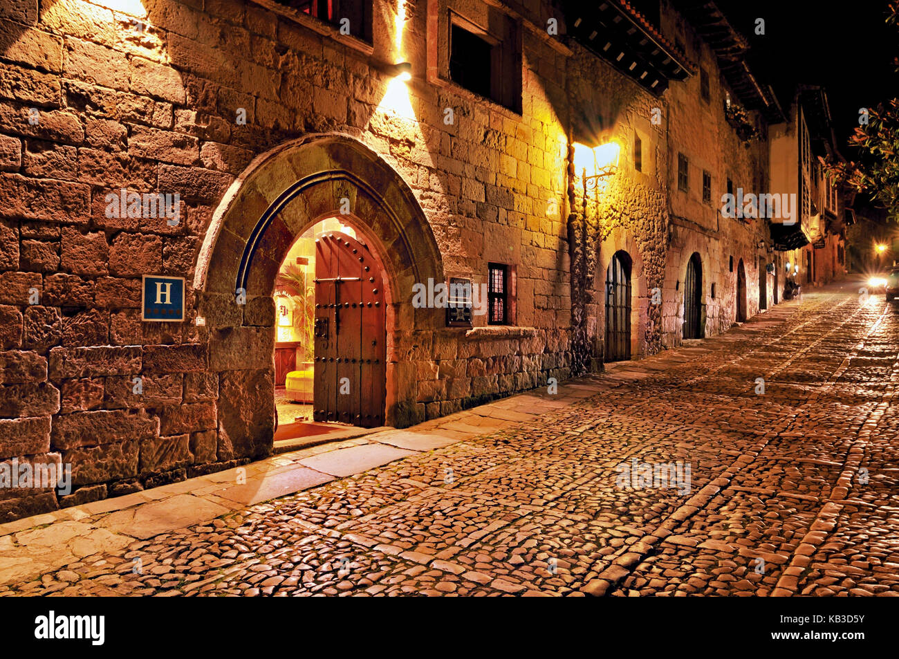 Spain, Kantabrien, medieval lane in Santillana del Mar by night, Stock Photo