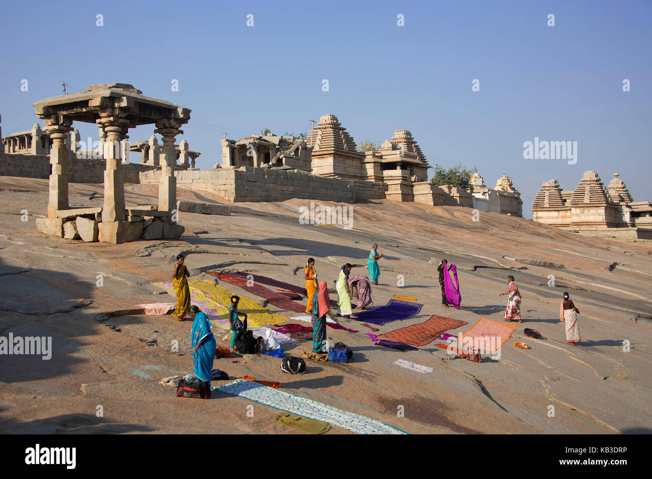 India, Karnataka, Hampi, ruins of Vijayanagar, Matunga Hill, women dry clothes Stock Photo