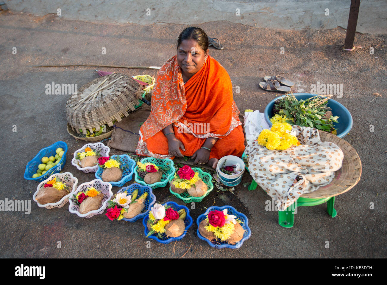 India, Karnataka, Mysore, street vendor in front of the Chamundeshwari temple Stock Photo