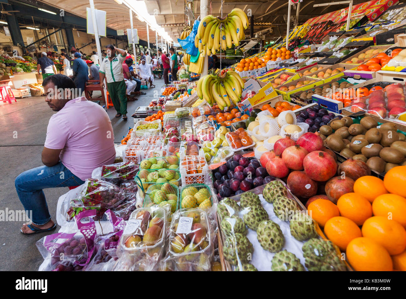 UAE, Dubai, Deira, Dubai Produce Market, produce vendor Stock Photo Alamy