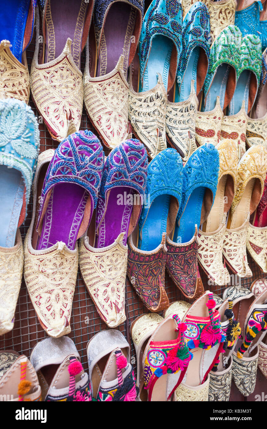 UAE, Dubai, Deira, souvenir traditional slippers Stock Photo Alamy