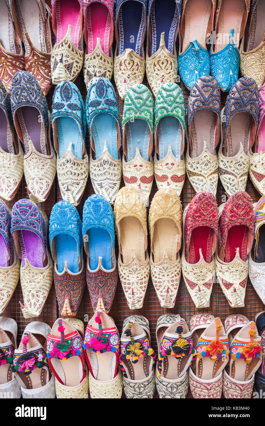 UAE, Dubai, Deira, souvenir traditional slippers Stock Photo Alamy