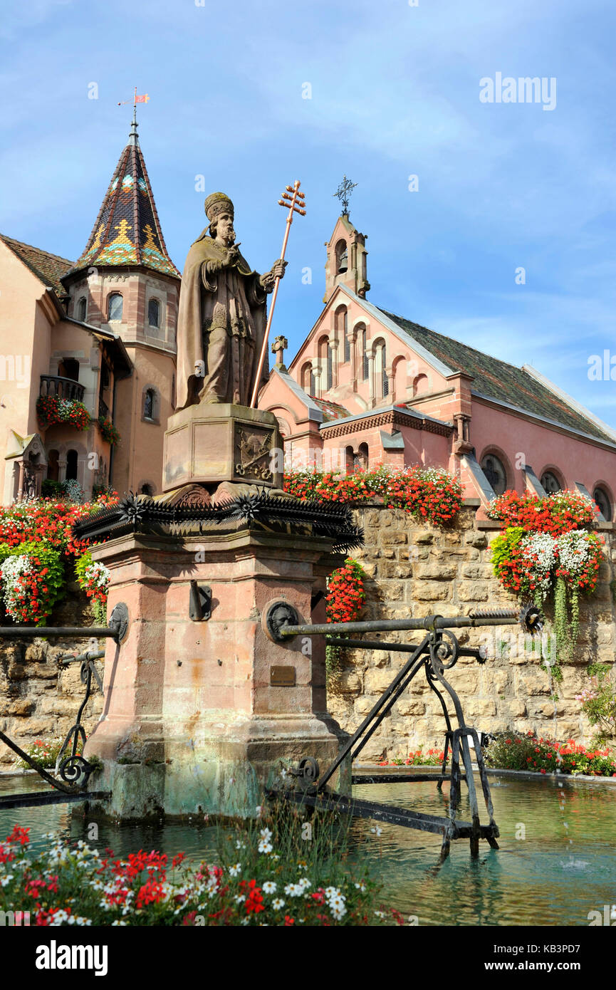 France, Haut Rhin, Alsace Wine Route, Eguisheim, labelled Les Plus Beaux Villages de France (The Most Beautiful Villages of France), Castle square, the fountain surmounted of a statue of the Pope Leon XI, the Castle of the counts of Eguisheim and the chapel of Leon IX Stock Photo