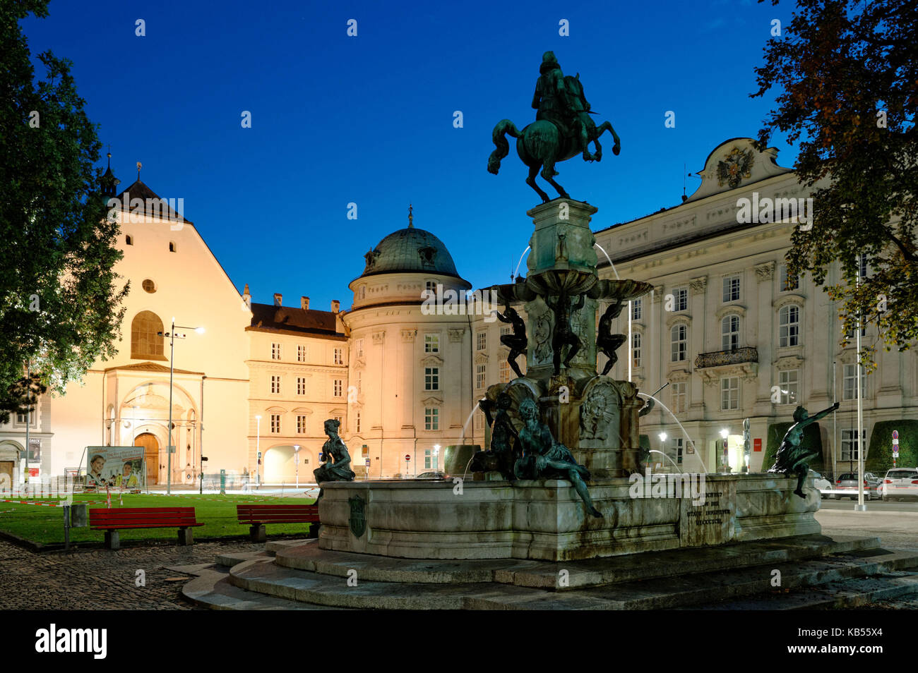 Austria, Tyrol, Innsbruck, Leopold fountain (Leopoldsbrunnen), representation of the archduke Léopold V prince of the Tyrol from 1618 to 1632 in front of the Hofburg and the Hofkirche Stock Photo