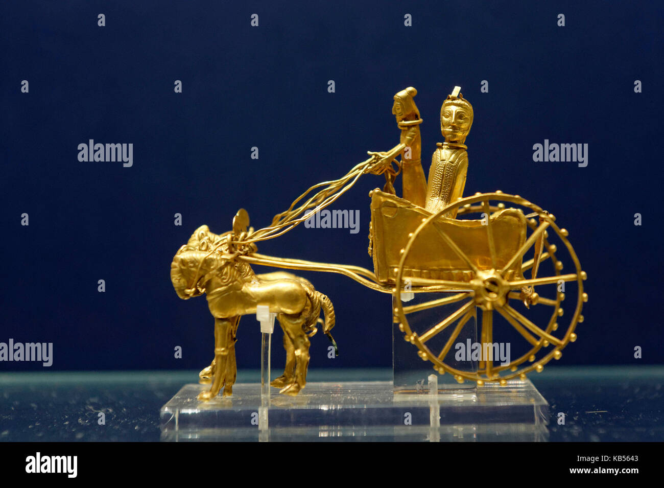 United Kingdom, London, Bloomsbury, British Museum, Gold model chariot drawn by a four-horse team, 5th-4th century BC Stock Photo