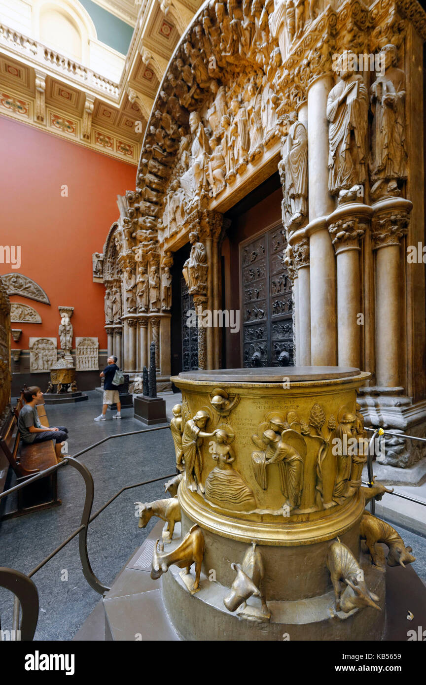 United Kingdom, London, South Kensington, Victoria and Albert Museum (V&A Museum) founded in 1852, 46A gallery, European architecture casts, Portico de la Gloria from the Cathedral at Santiago de Compostela by the Master Mateo, 1188 Stock Photo
