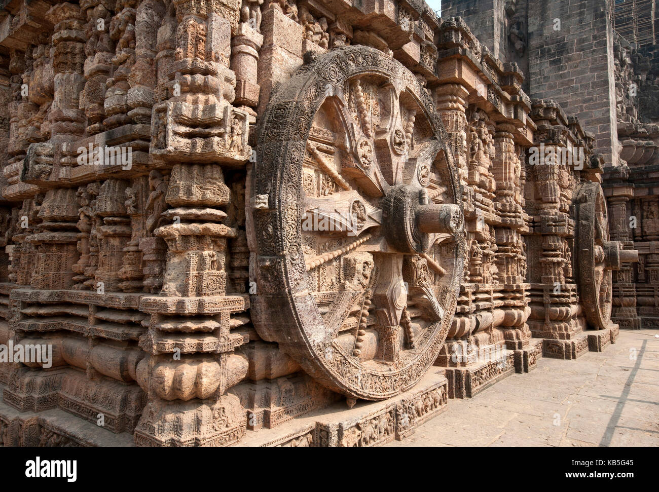 Huge stone chariot wheel on Konark Sun Temple (Black Pagoda), 13th century Hindu temple, UNESCO, Konarak, Odisha, India Stock Photo