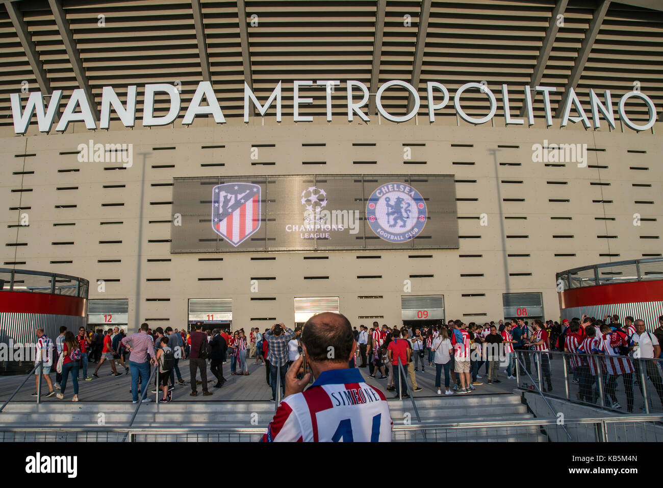 Madrid, Spain. 27th Sep. 2017. Fans arriving to Atletico de Madrid Wanda Metropolitano Stadium ahead of Champions League match against Chelsea in Madrid, Spain. Credit: Marcos del Mazo/Alamy Live News Stock Photo