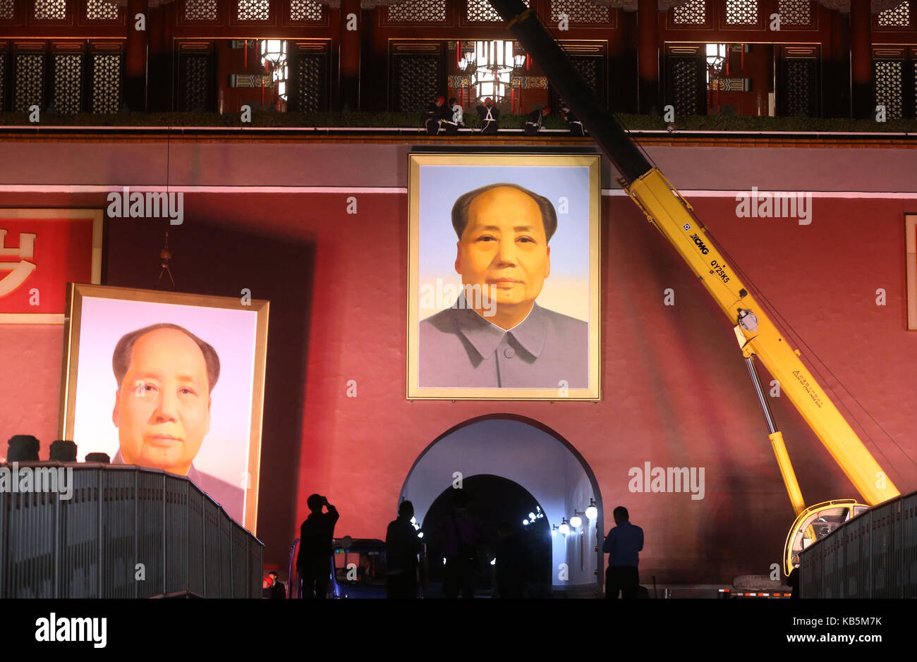 Beijing, Beijing, China. 27th Sep, 2017. Beijing, CHINA-27th September 2017:(EDITORIAL USE ONLY. CHINA OUT) .A new portrait of late Chairman Mao Zedong can be seen on Tian'anmen Rostrum ahead of the upcoming National Day holiday in Beijing, September 27th, 2017. Credit: SIPA Asia/ZUMA Wire/Alamy Live News Stock Photo
