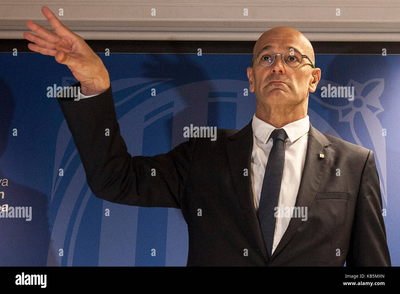 Brussels, Belgium. 28th Sep, 2017. Catalan Foreign Affairs chief Raul Romeva holds a news conference in Brussels, Belgium on 28.09.2017 The regional Government of Catalonia has set a referendum on Catalan independence for 1 October 2017. by Wiktor Dabkowski | usage worldwide Credit: dpa/Alamy Live News Stock Photo