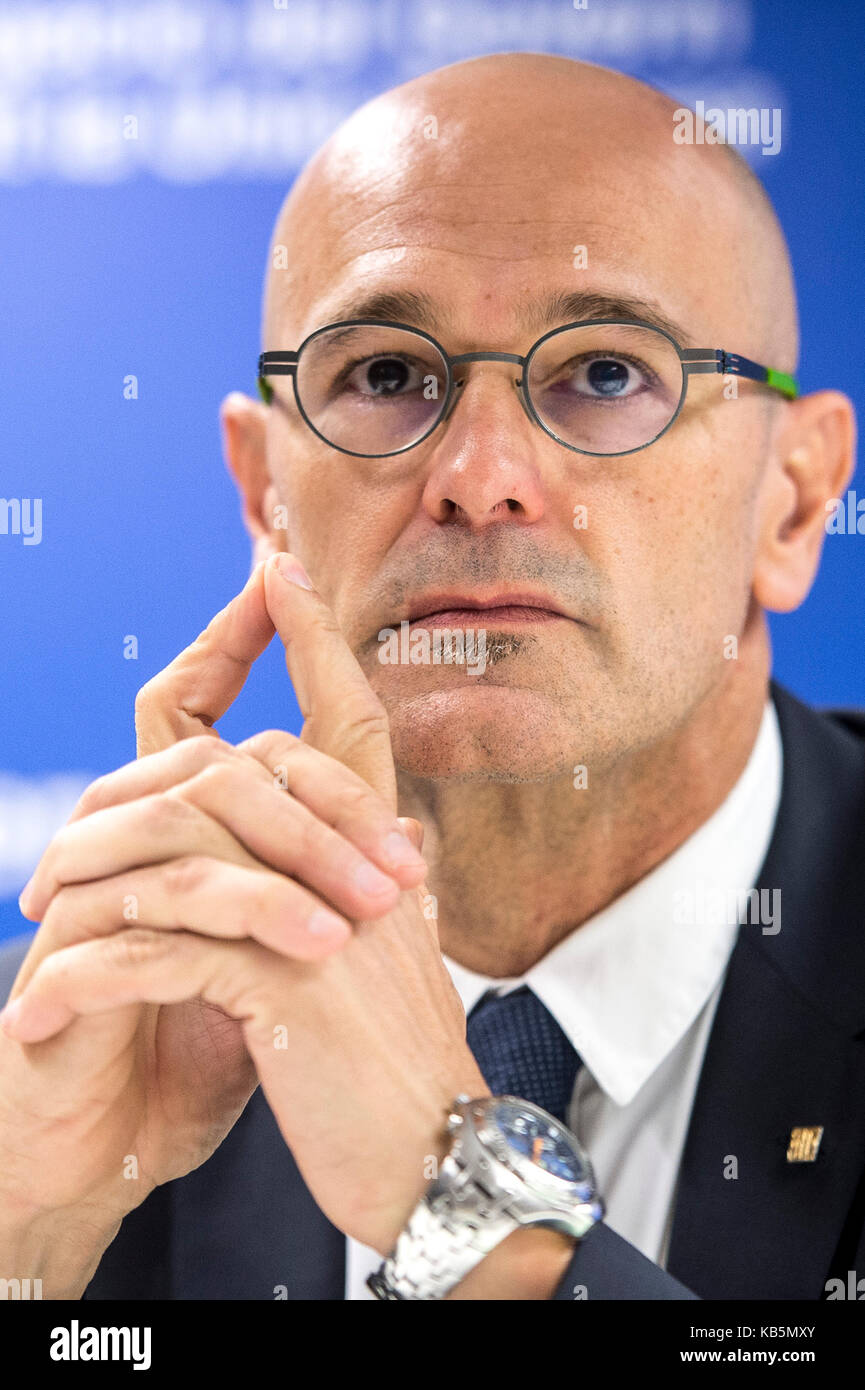 Brussels, Belgium. 28th Sep, 2017. Catalan Foreign Affairs chief Raul Romeva holds a news conference in Brussels, Belgium on 28.09.2017 The regional Government of Catalonia has set a referendum on Catalan independence for 1 October 2017. by Wiktor Dabkowski | usage worldwide Credit: dpa/Alamy Live News Stock Photo