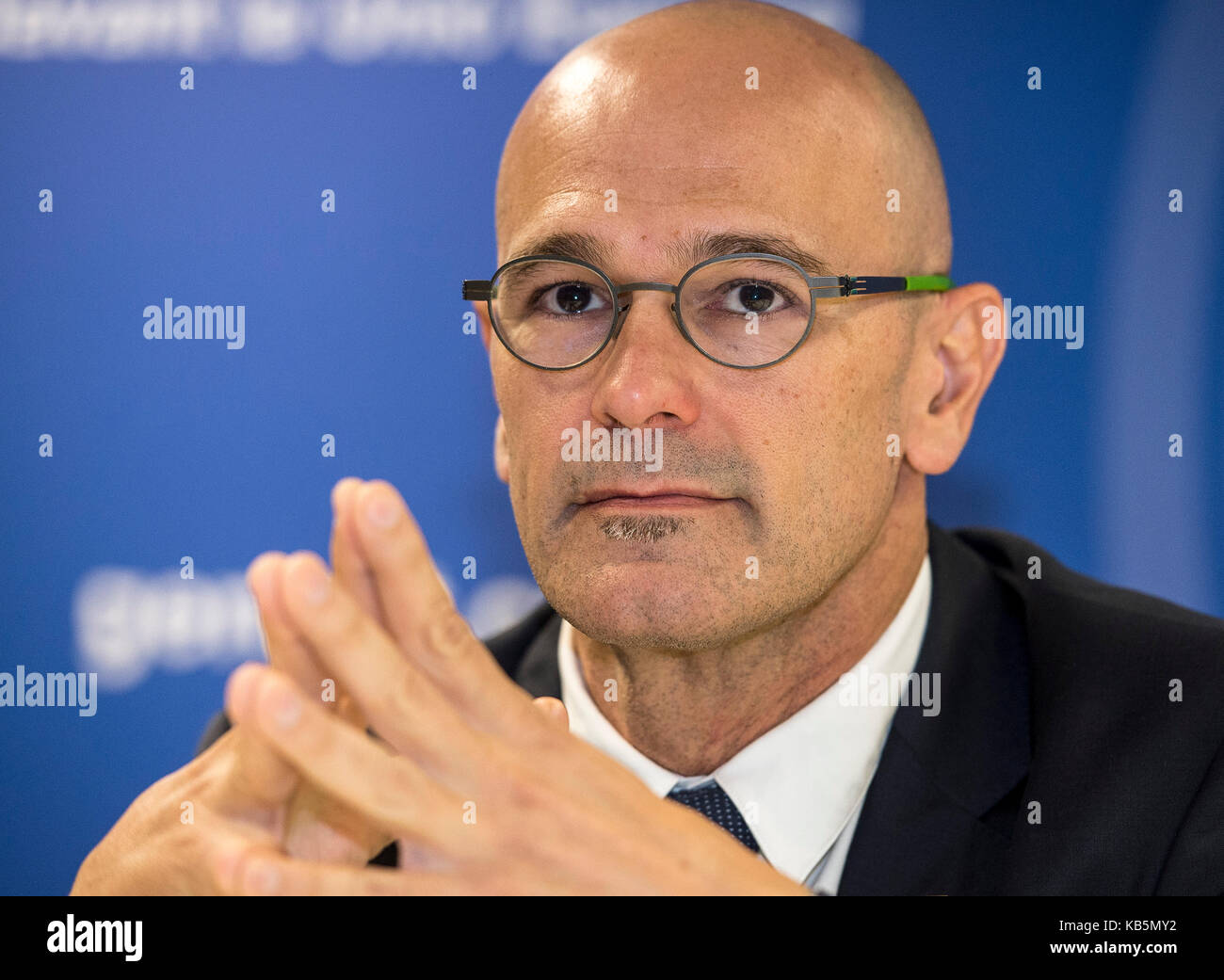Brussels, Belgium. 28th Sep, 2017. Catalan Foreign Affairs chief Raul Romeva holds a news conference in Brussels, Belgium on 28.09.2017 The regional Government of Catalonia has set a referendum on Catalan independence for 1 October 2017. by Wiktor Dabkowski | usage worldwide Credit: dpa/Alamy Live News Stock Photo
