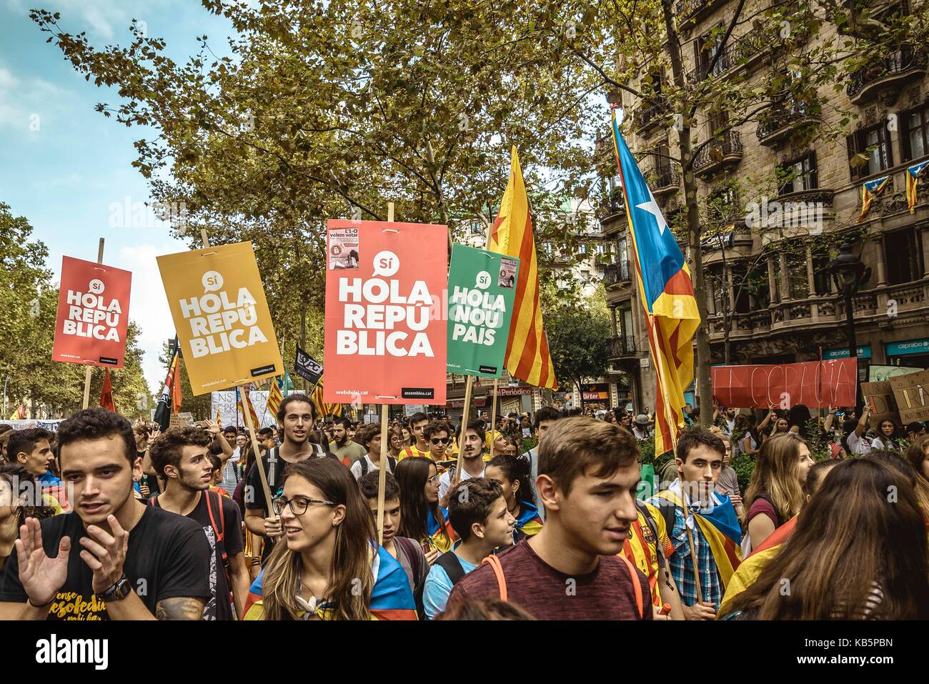 Barcelona, Spain. 28th Sep, 2017. Catalan pro-independence students with their placards reading 'hello republic' shout slogans as they march through Barcelona in support of the planned secession referendum at October1st. Spain's constitutional court has suspended the Catalan referendum law after the Central Government has challenged it in the Courts Credit: Matthias Oesterle/Alamy Live News Stock Photo