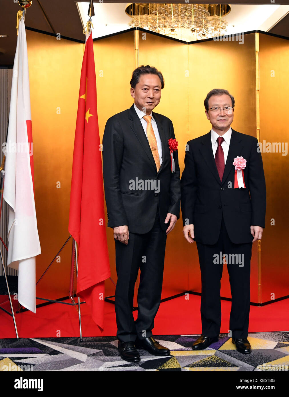 Tokyo, Japan. 28th Sep, 2017. Chinese Ambassador to Japan Cheng Yonghua (R) poses for photo with Yukio Hatoyama, former prime minister of Japan, at a ceremony marking China's upcoming National Day in Tokyo, Japan, Sept. 28, 2017. Credit: Ma Ping/Xinhua/Alamy Live News Stock Photo