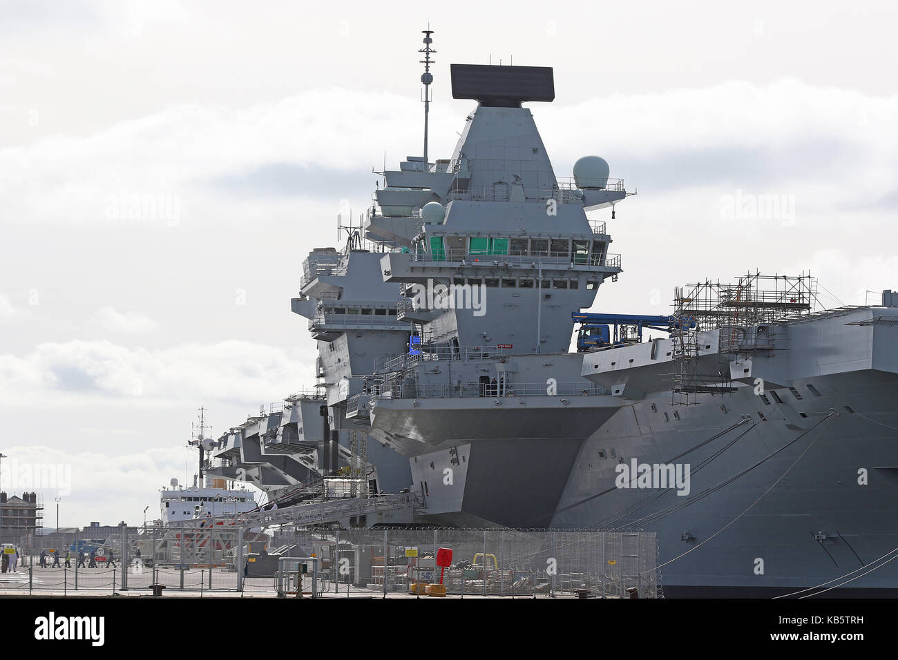 Portsmouth, UK. 28th Sep, 2017. HMS Queen Elizabeth (R08) is the Royal Navy's newest and largest warship (70,600 tonnes) ever built and is capable of carrying up to 40 aircraft. It is designed to operate V/STOL aircraft, the air wing will consist of F-35B Lightning II multirole fighters and Merlin helicopters for airborne early warning and anti-submarine warfare. Credit: Rich Gold/Alamy Live News Stock Photo