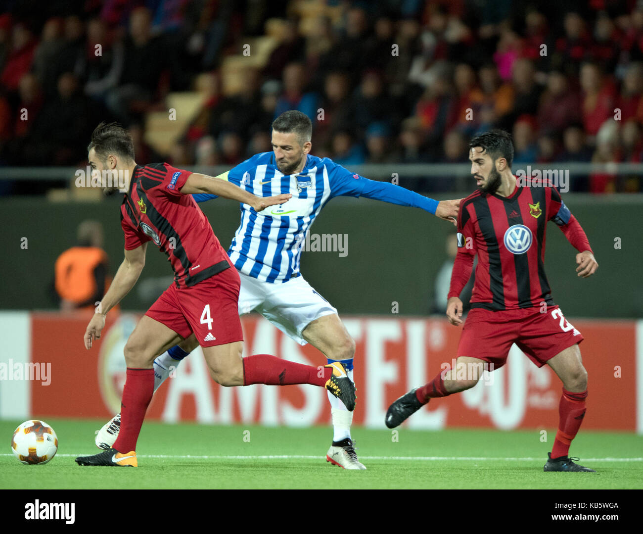 Ostersund, Sweden. 28th Sep, 2017. Berlin's Vedad Ibisevic (M) and Ostersunds Sotirios Papagiannopoulus (L) as well as Brwa Nouri vie for the ball during the Europa League match between Ostersunds FK and Hertha BSC at the Jaemtkraft Arena in Ostersund, Sweden, 28 September 2017. Credit: Soeren Stache/dpa/Alamy Live News Stock Photo