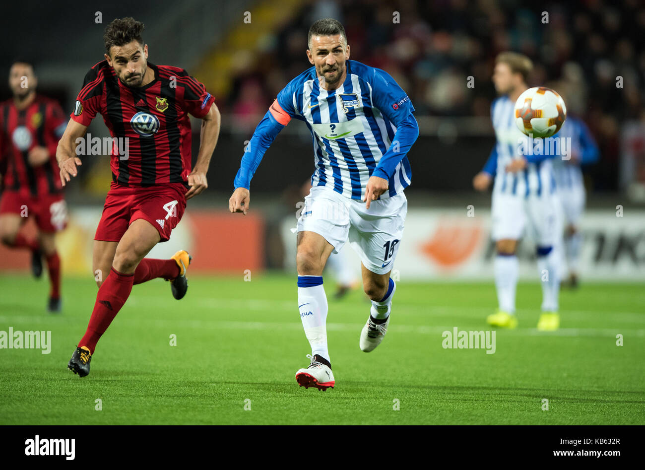 Hertha's Vedad Ibisevic (r) and Oestersund's Sotirios Papagiannopoulus in action during the Europa League match between Ostersunds FK and Hertha BSC at the Jaemtkraft Arena in Ostersund, Sweden, 28 September 2017. Photo: Soeren Stache/dpa Stock Photo