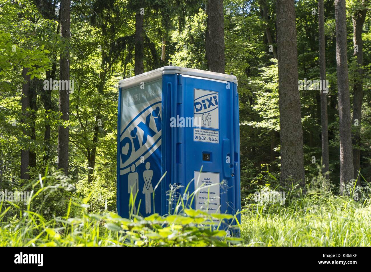 A mobile toilet cabin from TOI TOI & DIXI sanitary systems in a woodland part in the Taunus near Frankfurt, Germany. | usage worldwide Stock Photo