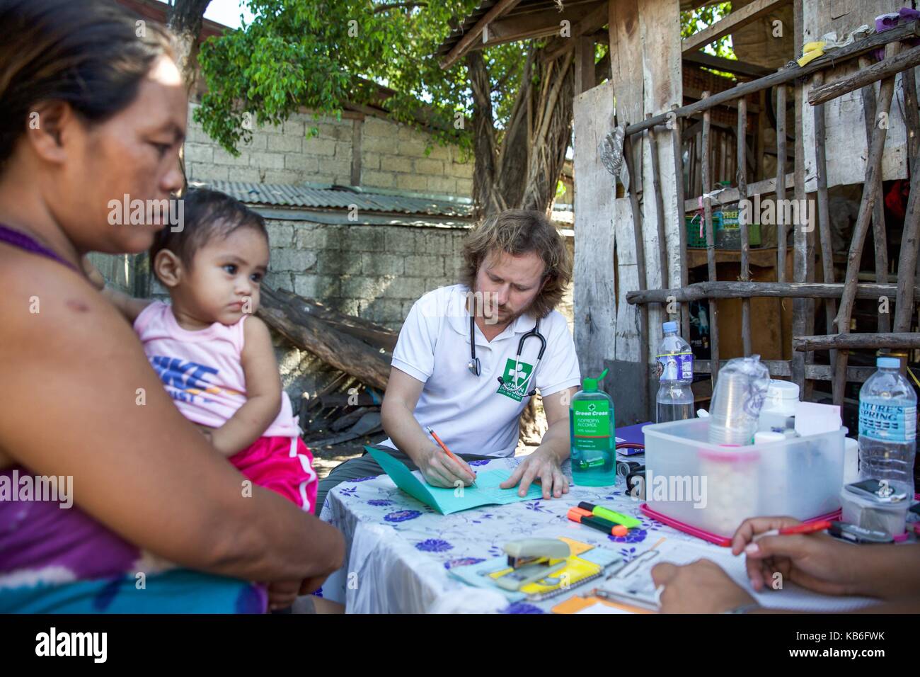 Cebu City is a metropolis with countless slums, street kids, whole families living on the street, cemeteries or rubbish dumps. Just the German Doctors come regularly and provide medical assistance. April 2016 | usage worldwide Stock Photo