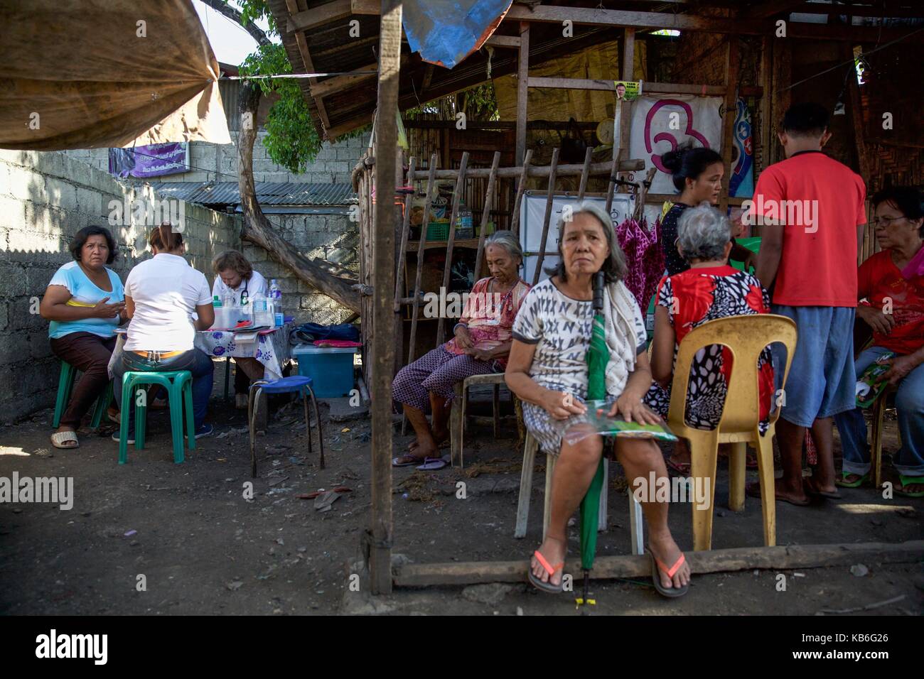 Cebu City is a metropolis with countless slums, street kids, whole families living on the street, cemeteries or rubbish dumps. Just the German Doctors come regularly and provide medical assistance. April 2016 | usage worldwide Stock Photo