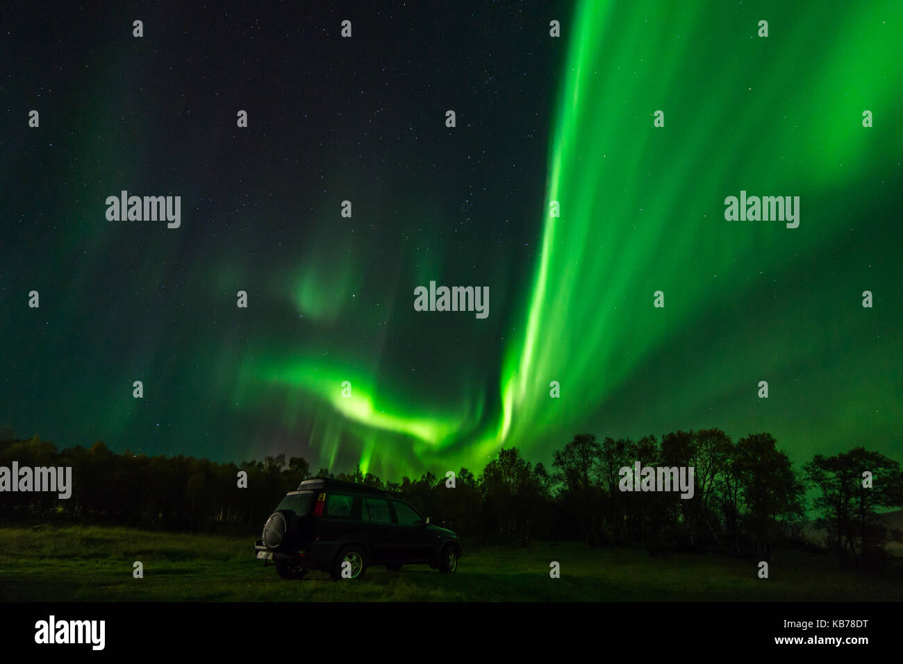 Honda CR-V with northern lights above, in Russeluft Finnmark Stock Photo