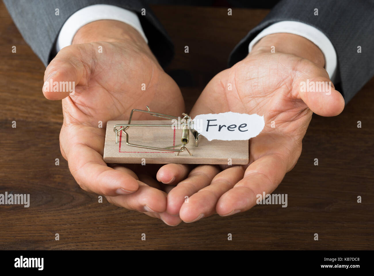 Self setting rat trap hi-res stock photography and images - Alamy