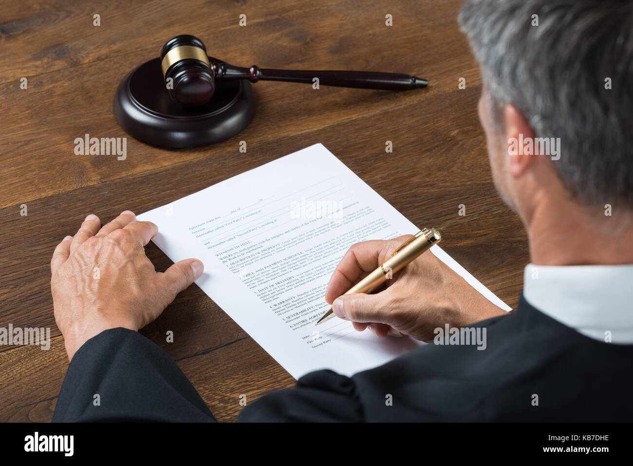 Составление юридических документов. Подача иска картинки. Подача иска. Судебный иск презентация. Судья для презентации.