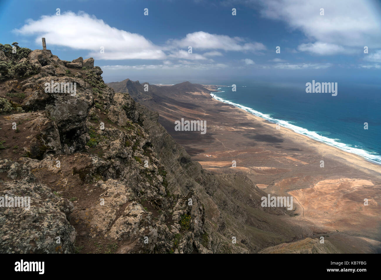 Blick vom Berg Pico de la Zarza auf die Strände von Cofete und Barlovento, Insel Fuerteventura, Kanarische Inseln, Spanien |  view from mount Pico de  Stock Photo
