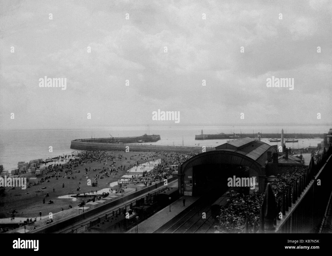AJAXNETPHOTO. 1903. RAMSGATE, ENGLAND. - VIEW OF THE RAILWAY STATION, BEACH AND HARBOUR FROM EAST CLIFF. PHOTOGRAPHER:UNKNOWN © DIGITAL IMAGE COPYRIGHT AJAX VINTAGE PICTURE LIBRARY SOURCE: AJAX VINTAGE PICTURE LIBRARY COLLECTION REF:AVL 1273 Stock Photo