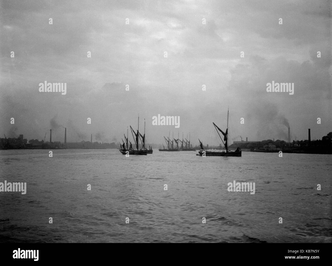 AJAXNETPHOTO. EARLY 1900S. LONDON, ENGLAND. - THAMES BARGES MOORED WAITING FOR CARGO, POSSIBLY AT TILBURY OR WOOLWICH. PHOTOGRAPHER:UNKNOWN © DIGITAL IMAGE COPYRIGHT AJAX VINTAGE PICTURE LIBRARY SOURCE: AJAX VINTAGE PICTURE LIBRARY COLLECTION REF:AVL_3073 Stock Photo