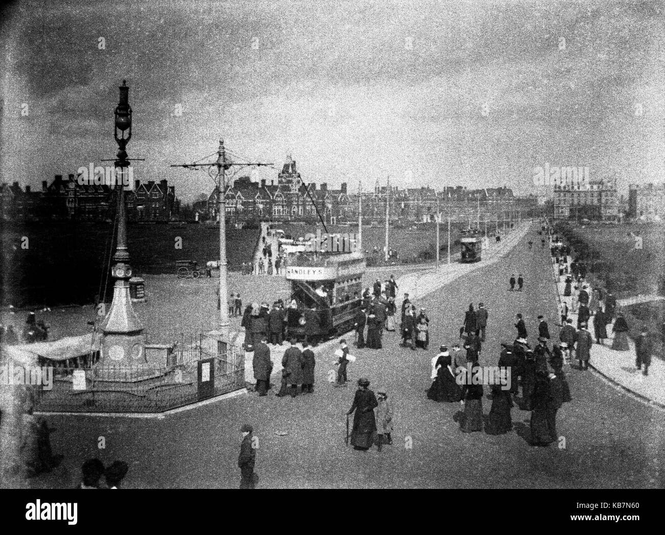 AJAXNETPHOTO. 1903. SOUTHSEA, ENGLAND. - VIEW FROM CLARENCE PIER LOOKING NORTH, SOUTHSEA COMMON ON THE RIGHT. PORTSMOUTH CORPORATION TRAM AT LEFT HAS NAMEBOARD DESTINATION FOR COSHAM. PHOTOGRAPHER:UNKNOWN © DIGITAL IMAGE COPYRIGHT AJAX VINTAGE PICTURE LIBRARY SOURCE: AJAX VINTAGE PICTURE LIBRARY COLLECTION REF:AVL 0473 Stock Photo