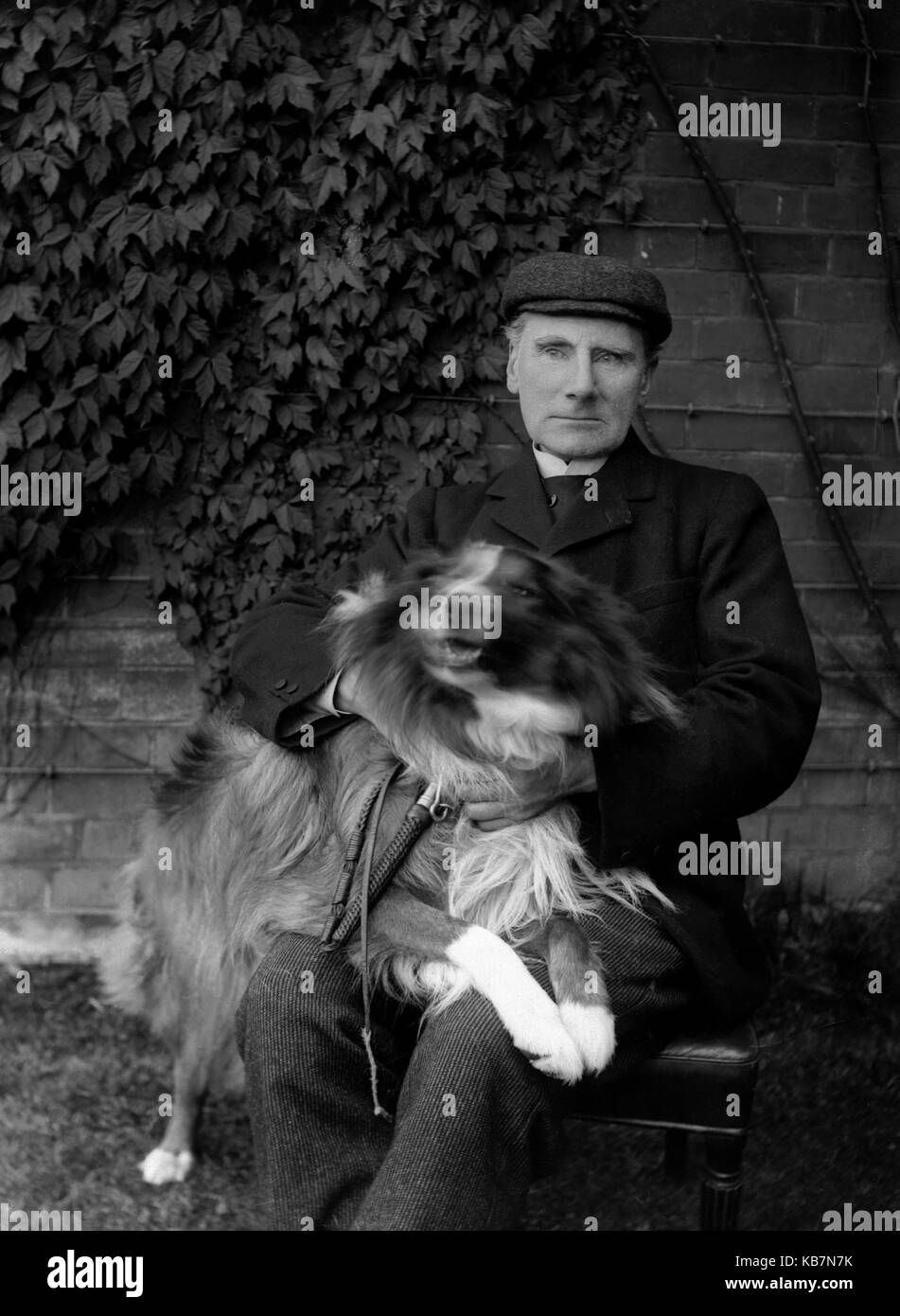 AJAXNETPHOTO. 1890 - 1914 (APPROX). LOCATION UNKNOWN. - ELDERLY MAN IN CAP SEATED WITH A DOG POSING FOR THE CAMERA. PHOTOGRAPHER:UNKNOWN © DIGITAL IMAGE COPYRIGHT AJAX VINTAGE PICTURE LIBRARY SOURCE: AJAX VINTAGE PICTURE LIBRARY COLLECTION REF:AVL 172109 1774 Stock Photo