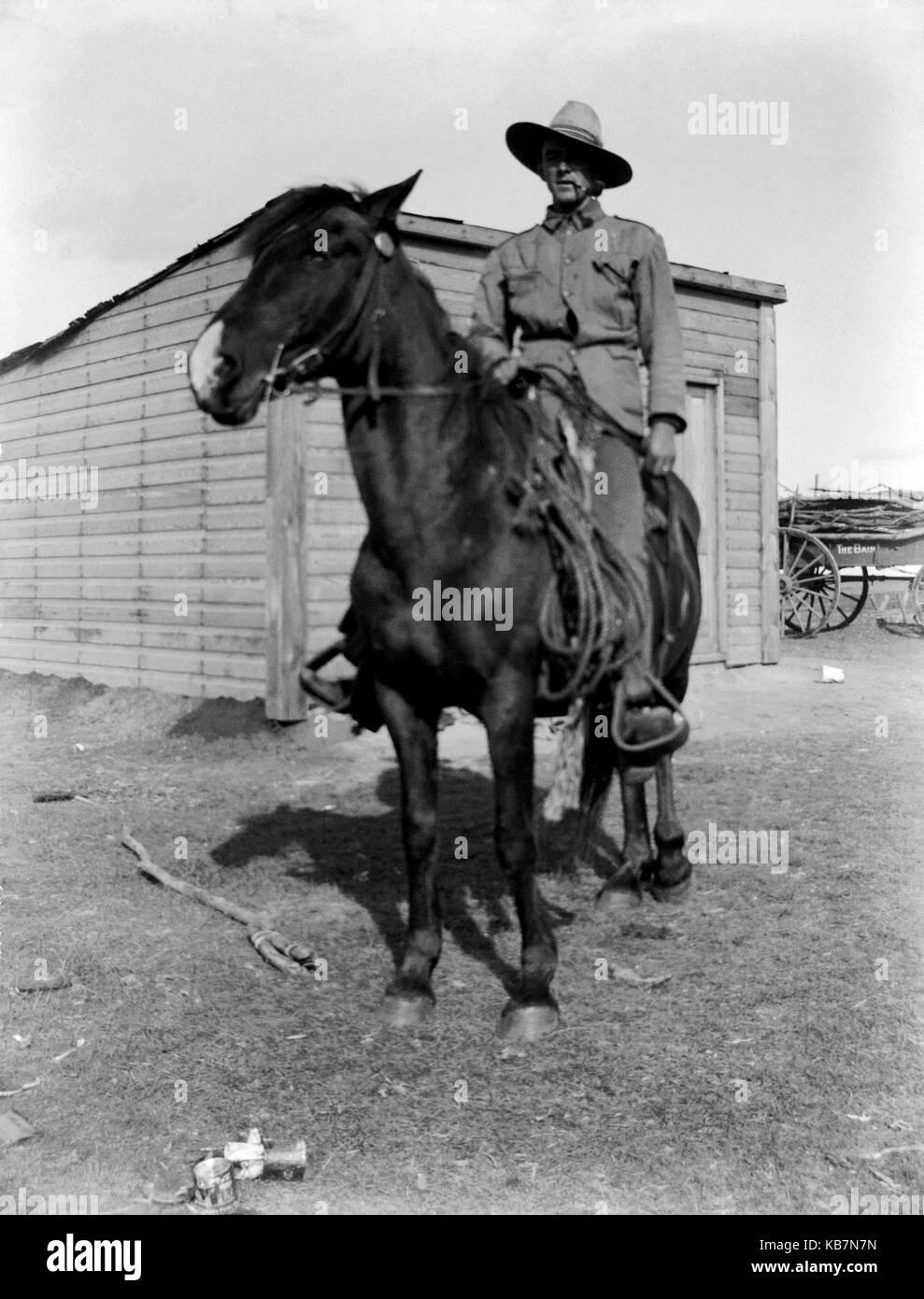 AJAXNETPHOTO. 1903. CANADA, EXACT LOCATION UNKNOWN. - NORTH WEST MOUNTED POLICEMAN ON HORSEBACK. PHOTOGRAPHER:UNKNOWN © DIGITAL IMAGE COPYRIGHT AJAX VINTAGE PICTURE LIBRARY SOURCE: AJAX VINTAGE PICTURE LIBRARY COLLECTION REF:AVL 2173 Stock Photo