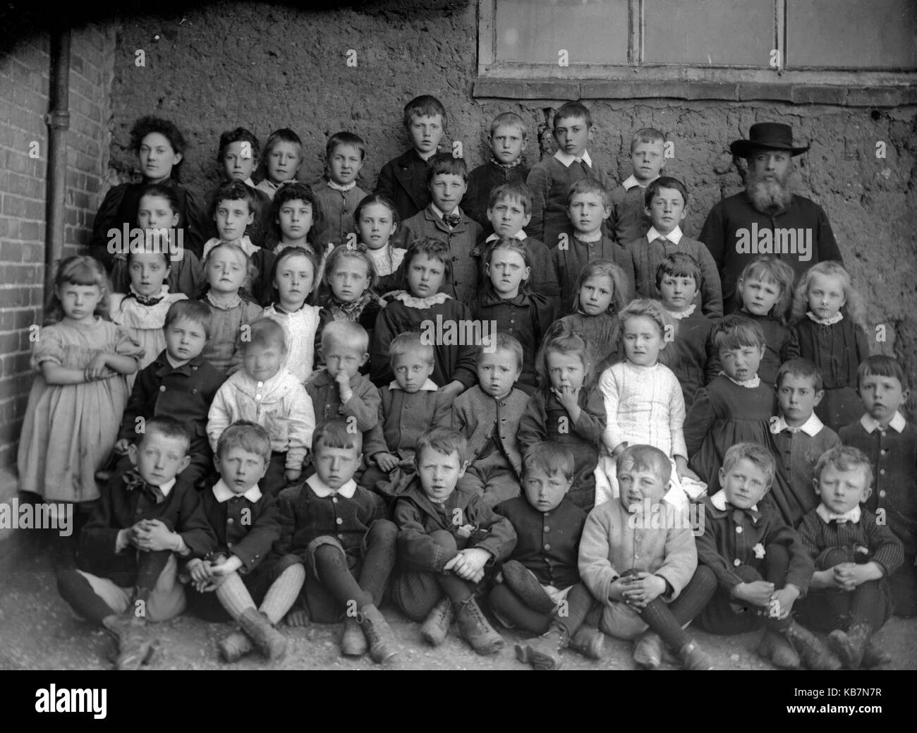 AJAXNETPHOTO. 1890-1914 (APPROX). LOCATION UNKNOWN. - SCHOOL PORTRAIT - CLASS GROUP POSING FOR THE CAMERA. PHOTOGRAPHER:UNKNOWN © DIGITAL IMAGE COPYRIGHT AJAX VINTAGE PICTURE LIBRARY SOURCE: AJAX VINTAGE PICTURE LIBRARY COLLECTION REF:AVL 172109 10 Stock Photo