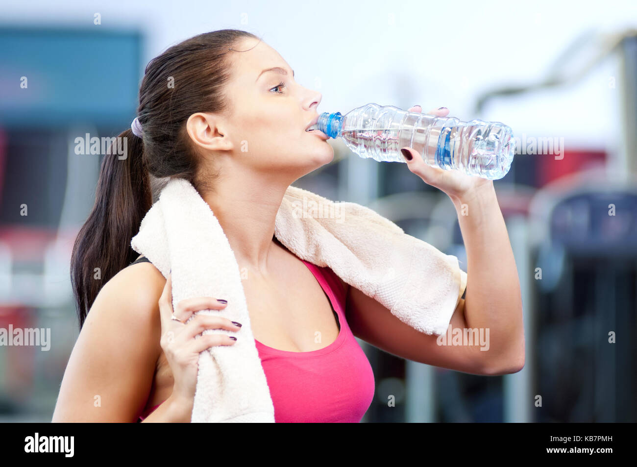 Как правильно принимать виагру. Что будет если девушка выпьет виагру. Выпил виагру. Девушка пьет виагру. Девушка с таблетками.