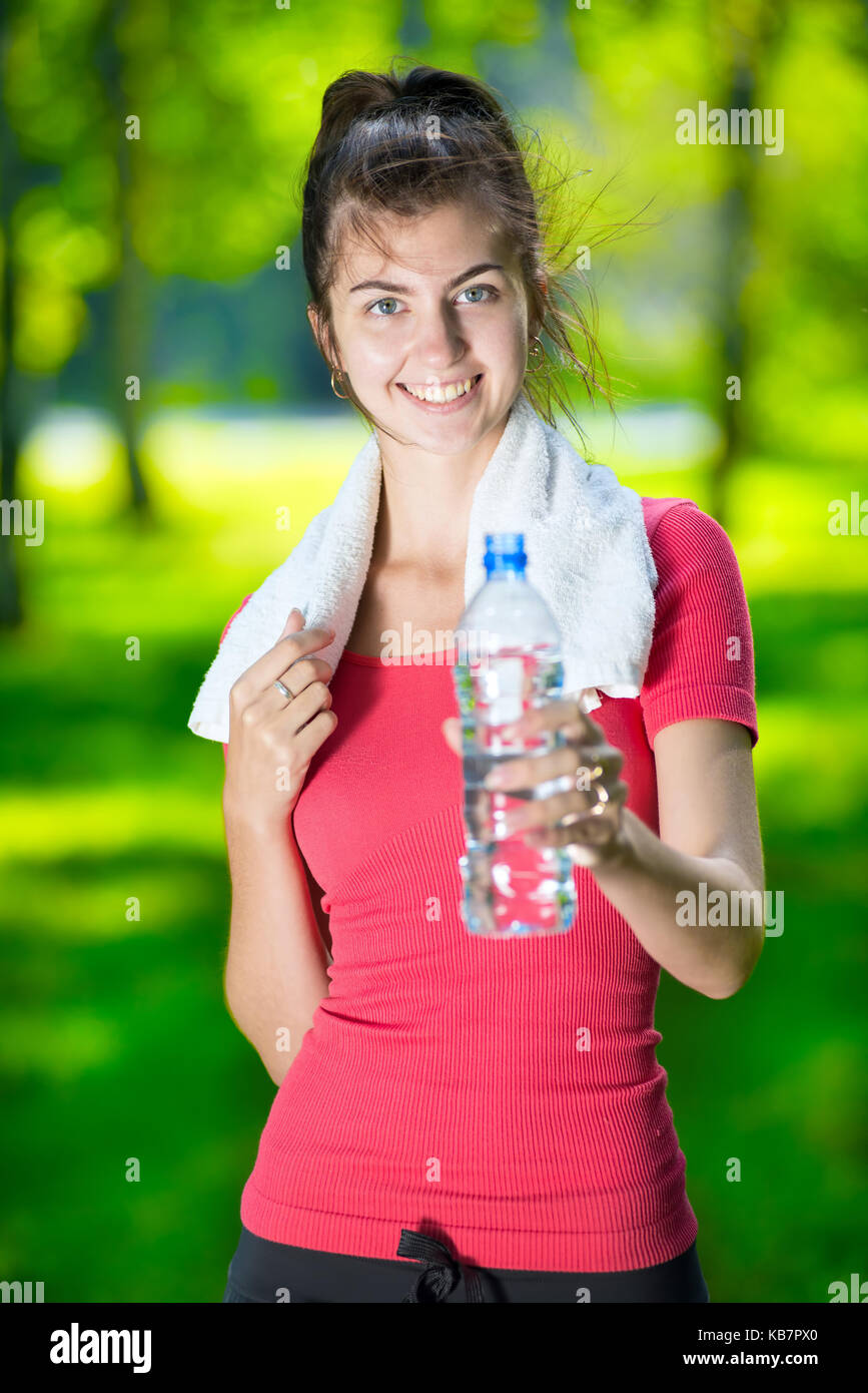 Спортивная девушка с бутылкой воды