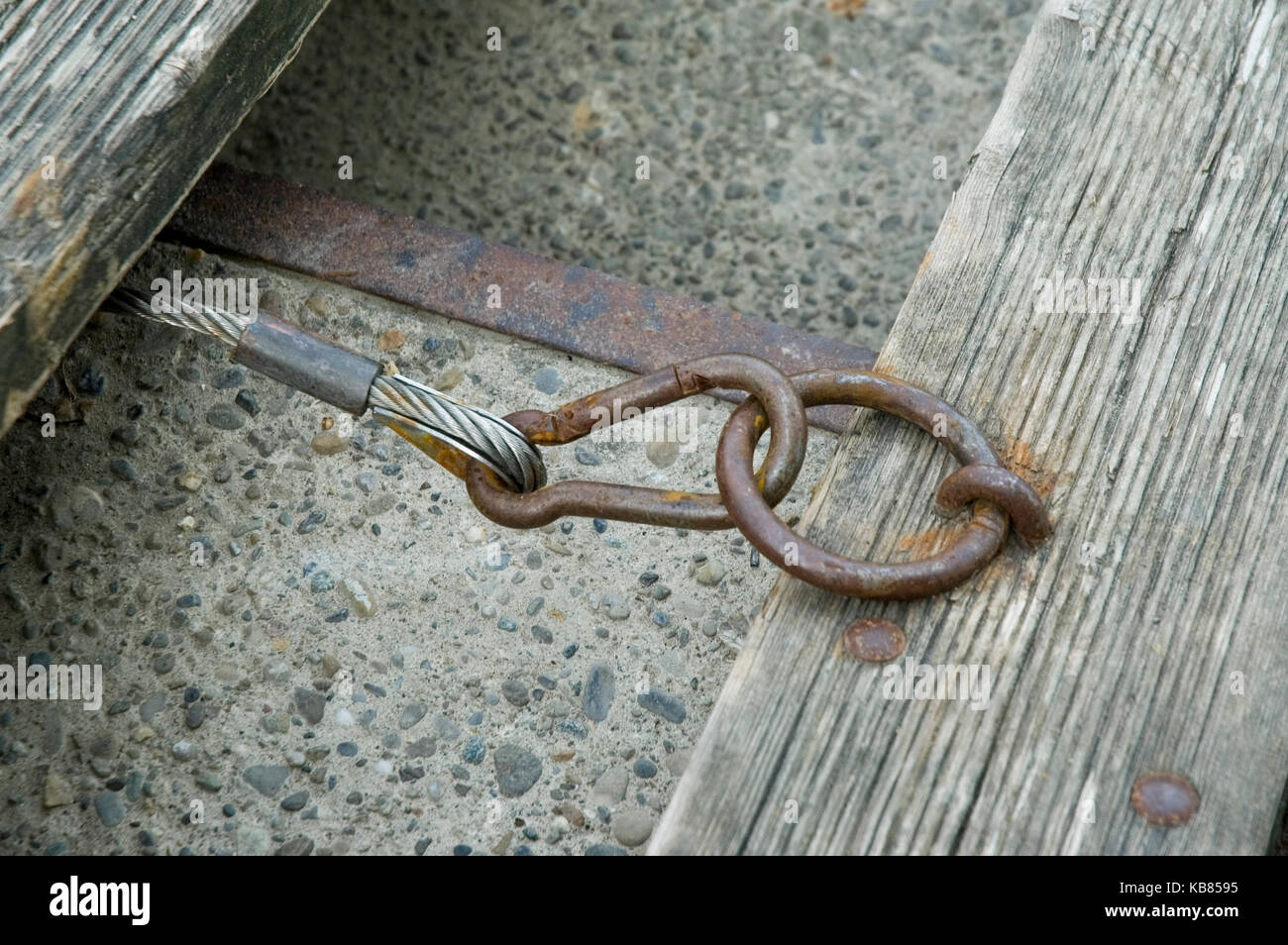 Wire snap hi-res stock photography and images - Alamy