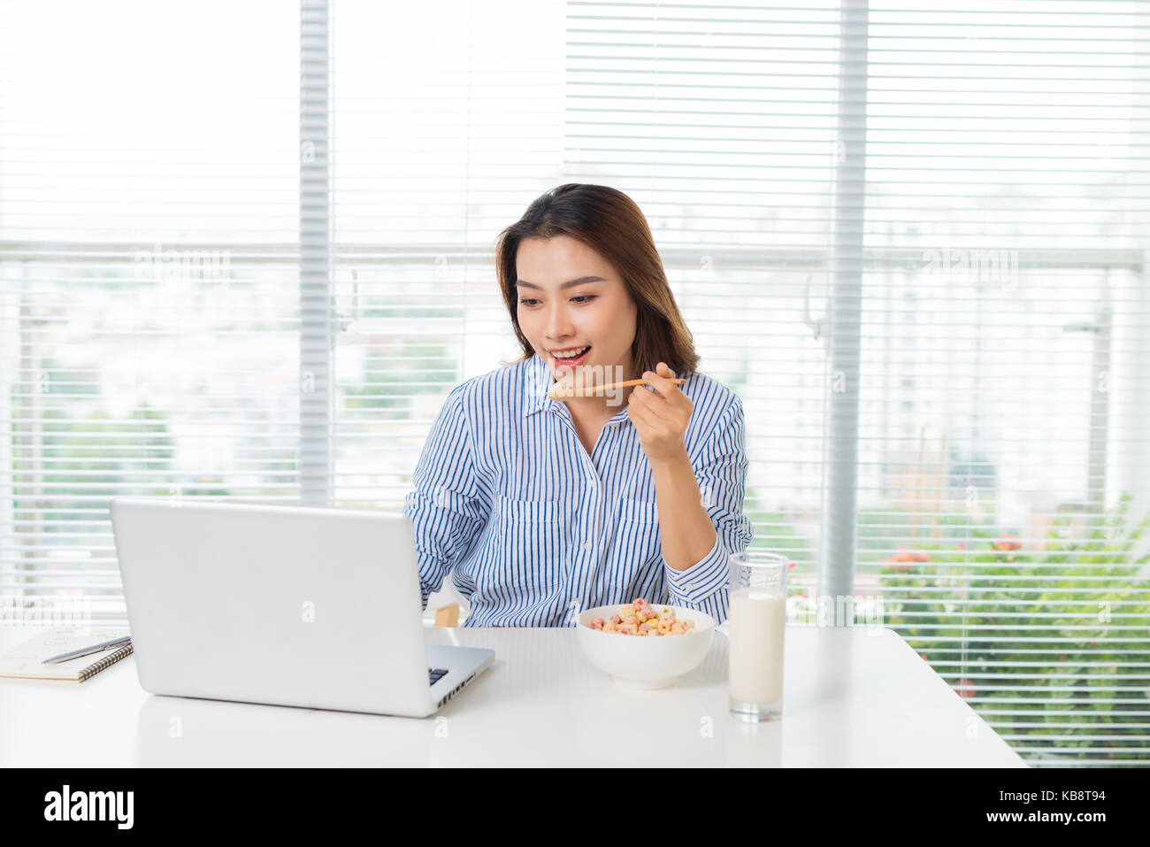 Female business executive eating lunch  at her workplace Stock Photo