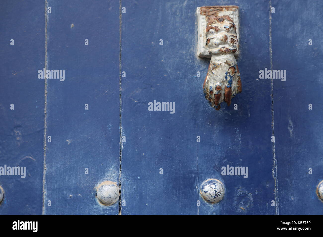 Blaue Tür mit Türklopfer Hand Stock Photo