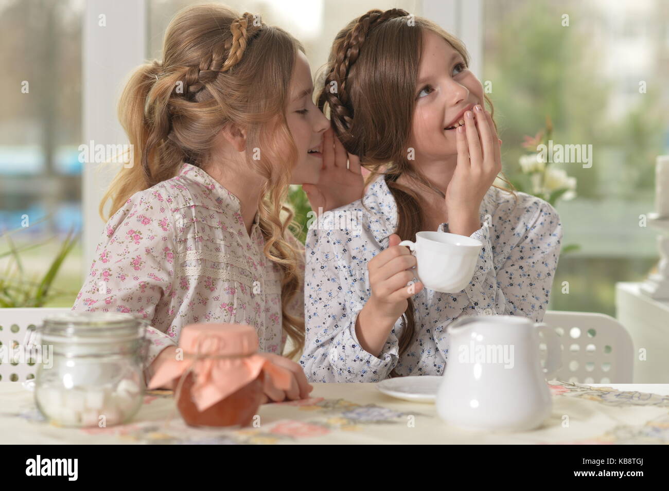 Мама и дочь подружки. Чаепитие две девушки. В гостях у подруги. Две девочки пьют чай. Подружки с чаем.