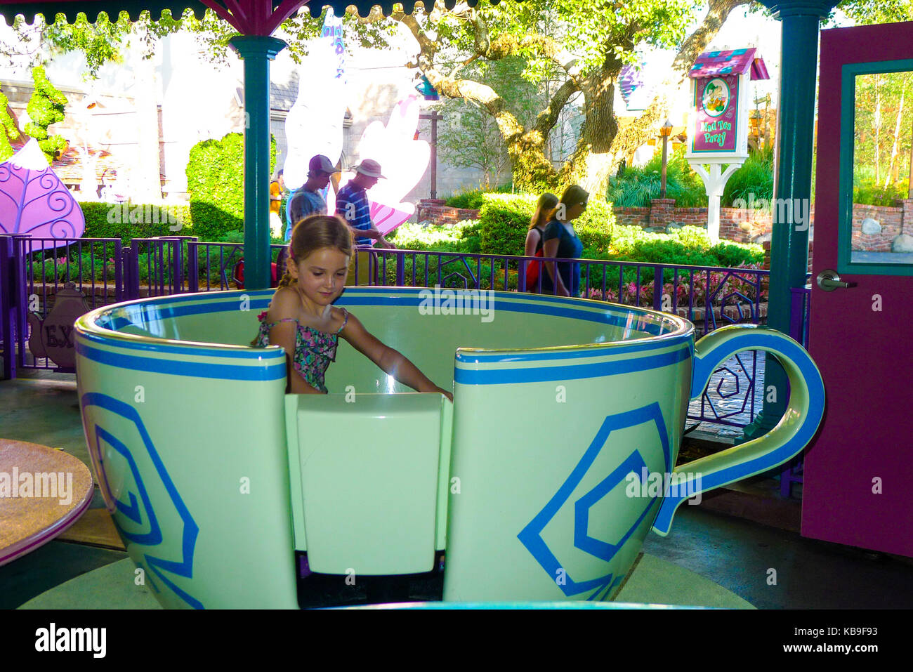 https://c8.alamy.com/comp/KB9F93/child-in-a-spinning-teacup-in-magic-kingdom-disney-world-florida-usa-KB9F93.jpg