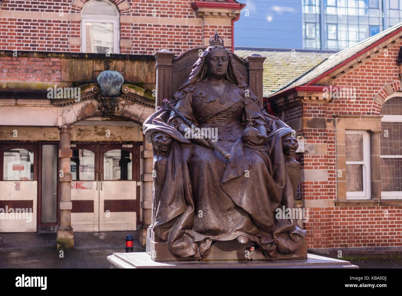 Bronze statue of Queen Victoria outside the Royal Victoria Hospital Stock Photo
