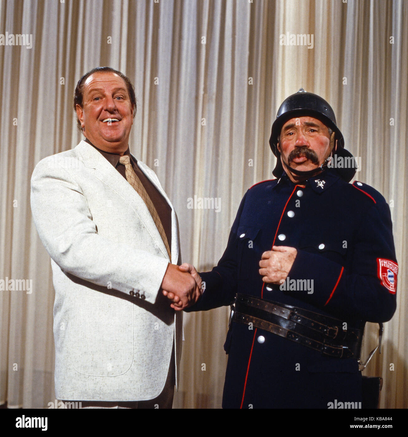 Ein Wort aus Musik, musikalische Comedyserie, Deutschland 1982, Mitwrikende: Moderator Heinz Eckner (links) und Gaststar Franz Muxeneder Stock Photo